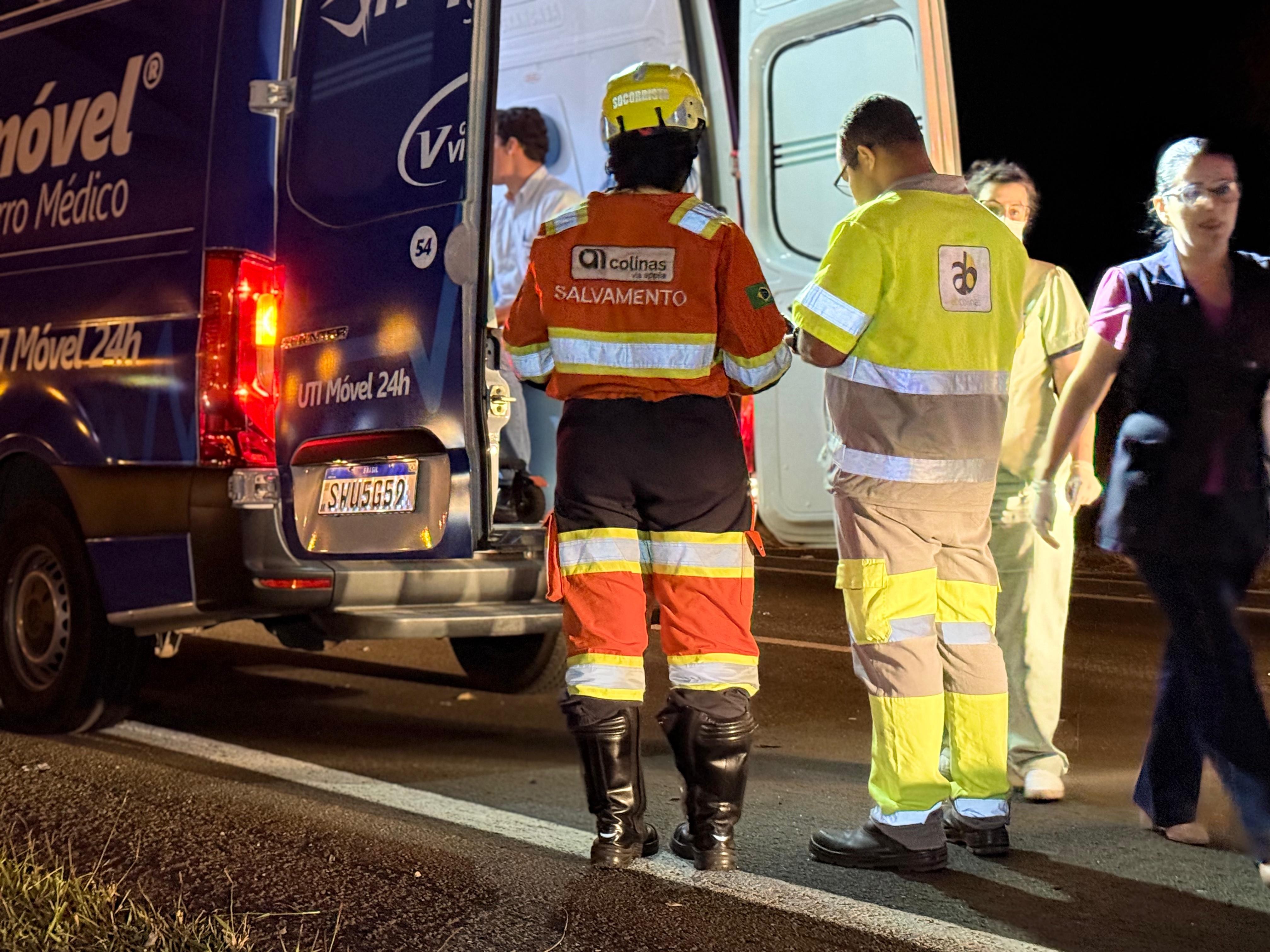 Carro capota após bater em caminhão e deixa duas pessoas feridas na SP-127 entre Piracicaba e Saltinho