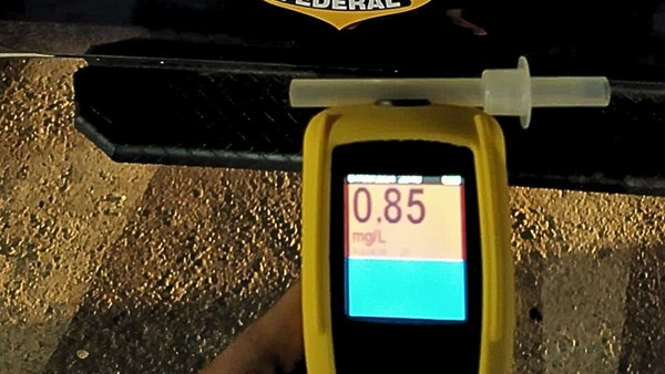 Com a intensificação das fiscalizações de combate a embriaguez ao volante, 34 pessoas foram autuadas, com penalidades de quase R$ 3.000,00, por estarem dirigindo após ingerir bebida alcoólica. — Foto: Divulgação/ PRF