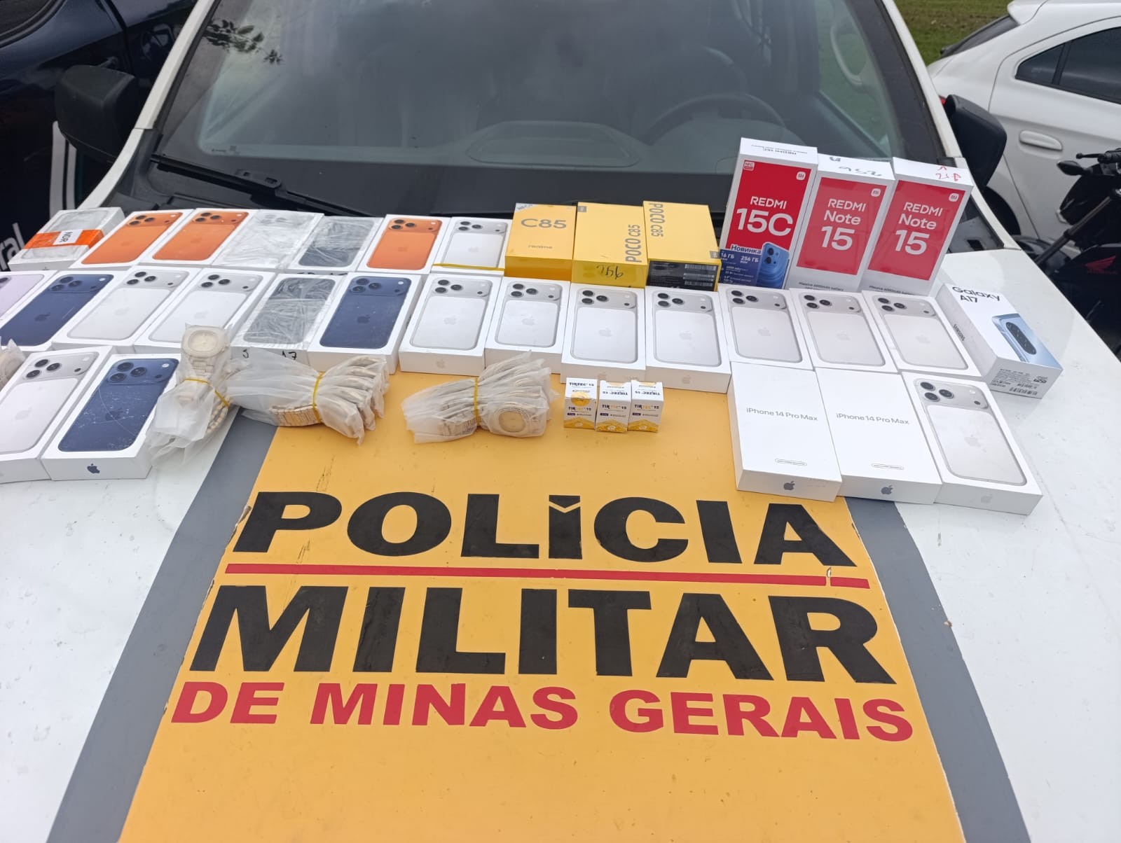 Fiscalização em ônibus apreende 32 celulares e mercadorias avaliadas em R$ 300 mil em Ipatinga