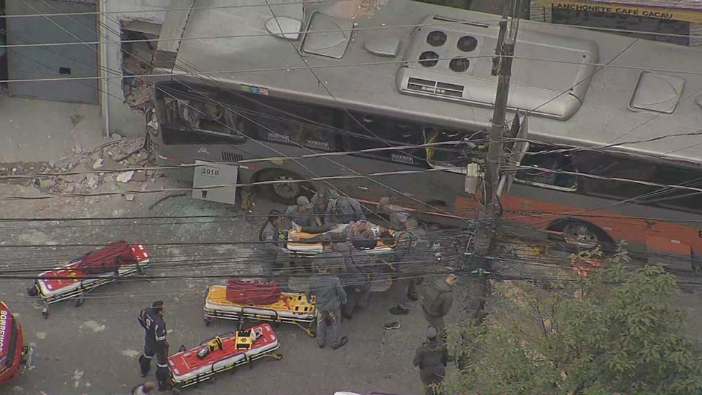 &Ocirc;nibus bate em sobrado e deixa ao menos sete feridos na Zona Oeste de SP &mdash; Foto: Reprodu&ccedil;&atilde;o/TV Globo