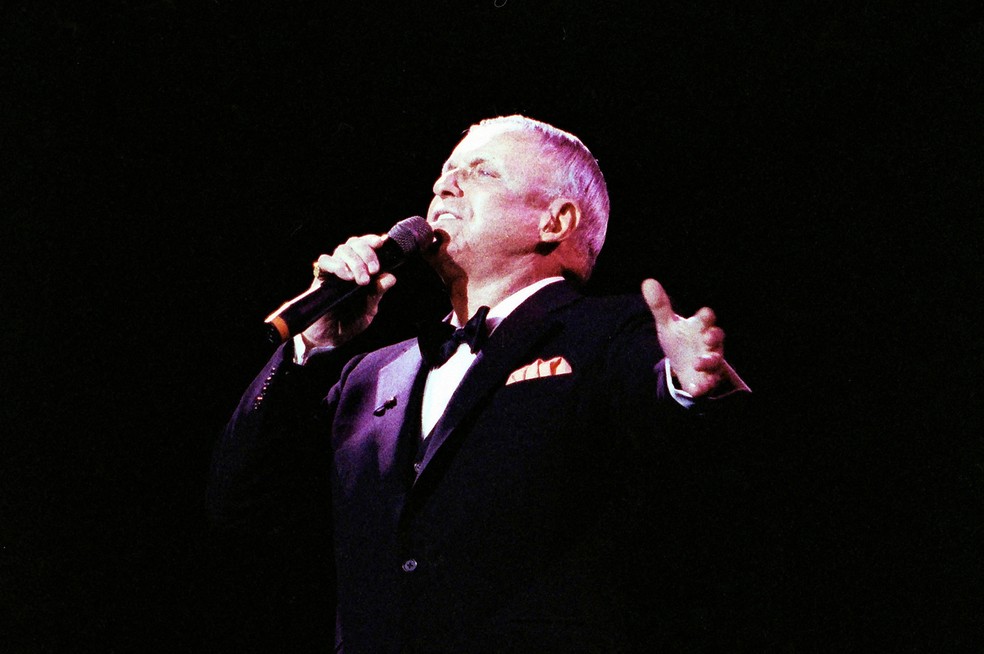  Frank Sinatra durante apresentação no Royal Albert Hall, em Londres, em 1992   — Foto: REUTERS/Dylan Martinez/Arquivo