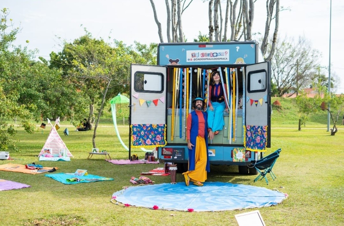 Biblioteca itinerante em motorhome leva histórias e atividades gratuitas a Rio Bonito e Maricá