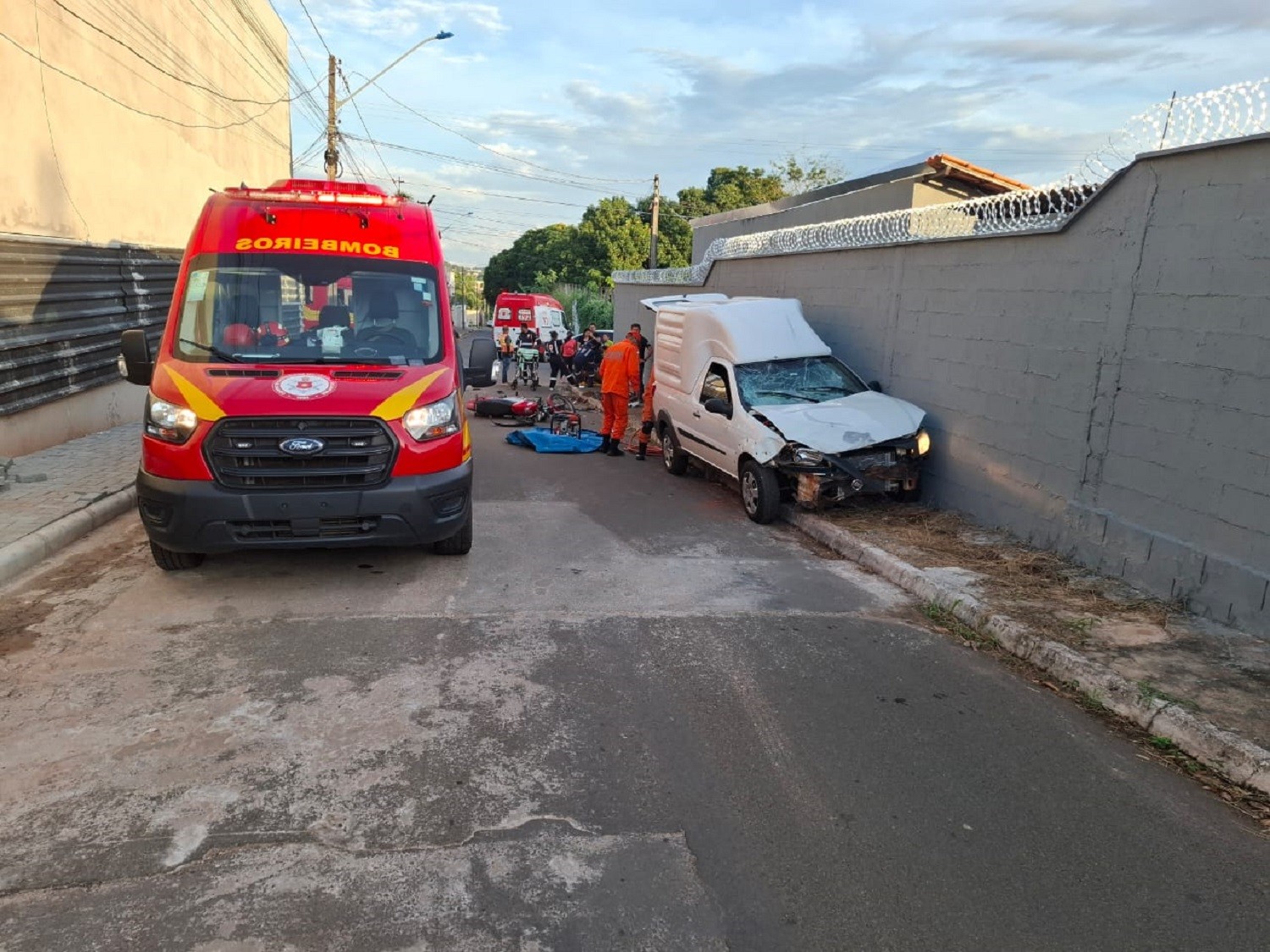 Motorista é contido por equipes dos Bombeiros e Samu após acidente em que é suspeito de dirigir bêbado e atropelar casal