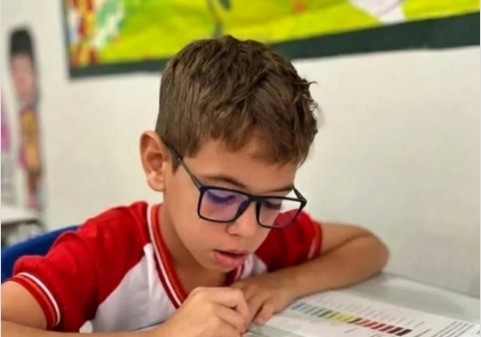 Criança de 9 anos morre eletrocutada após tocar em decoração natalina de praça no interior da Bahia