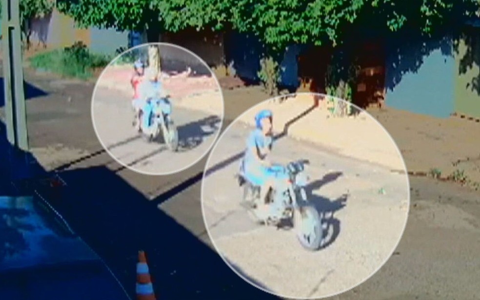 Imagem mostra perseguição de suspeitos contra motociclista, em Santa Helena de Goiás — Foto: Reprodução/TV Anhanguera