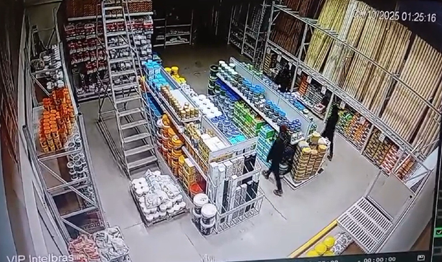 Criminosos invadem supermercado e loja de materiais de construção durante a madrugada em Maricá