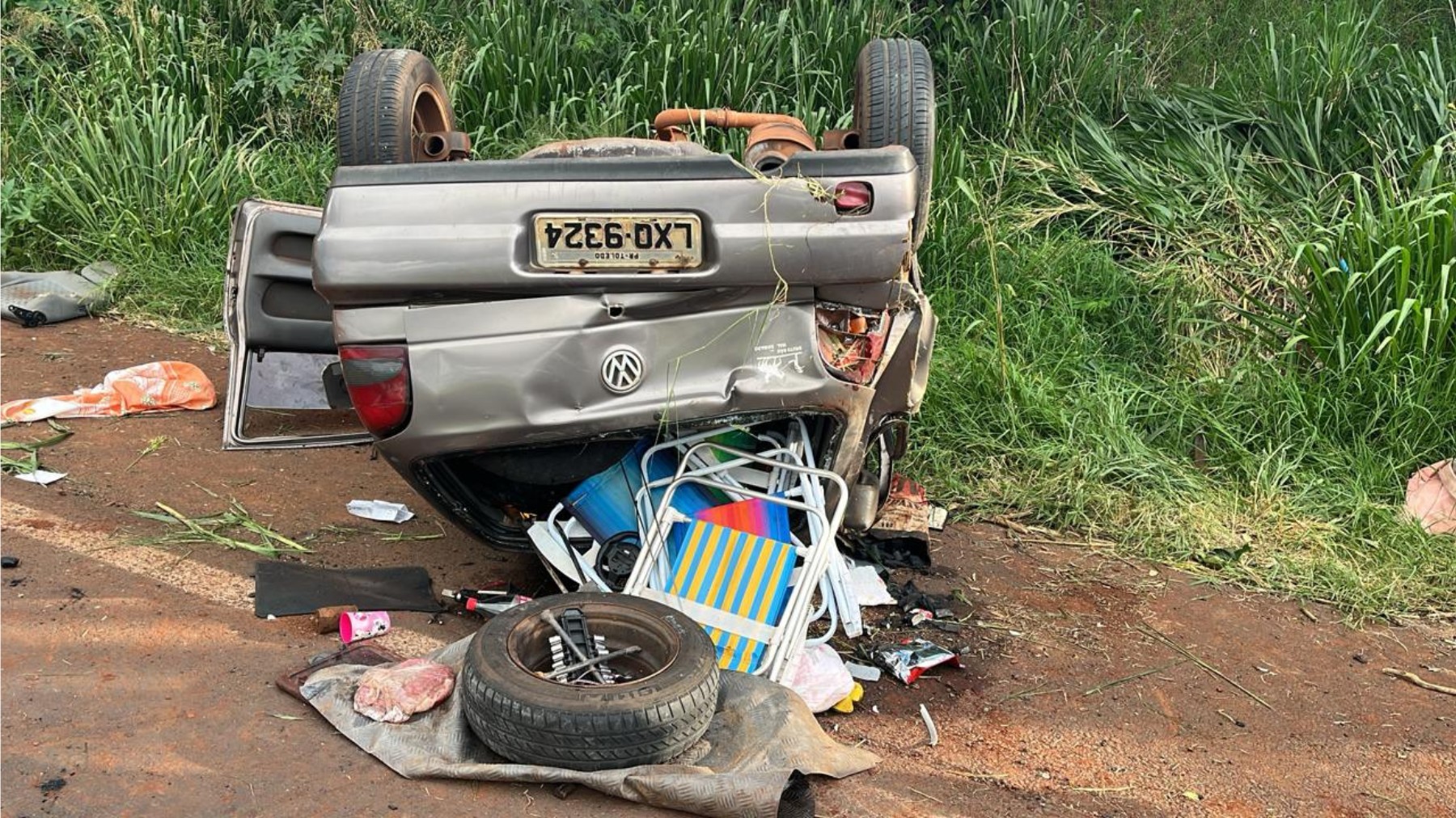 Crianças que voltavam de parque aquático em carro com oito pessoas ficam feridas após capotamento, no PR