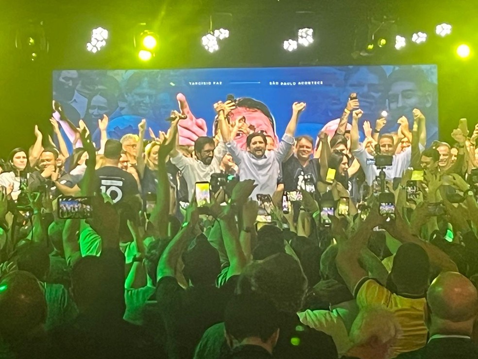 Tarcísio comemora vitória na Zona Sul de SP — Foto: Giba Bergamim/TV Globo