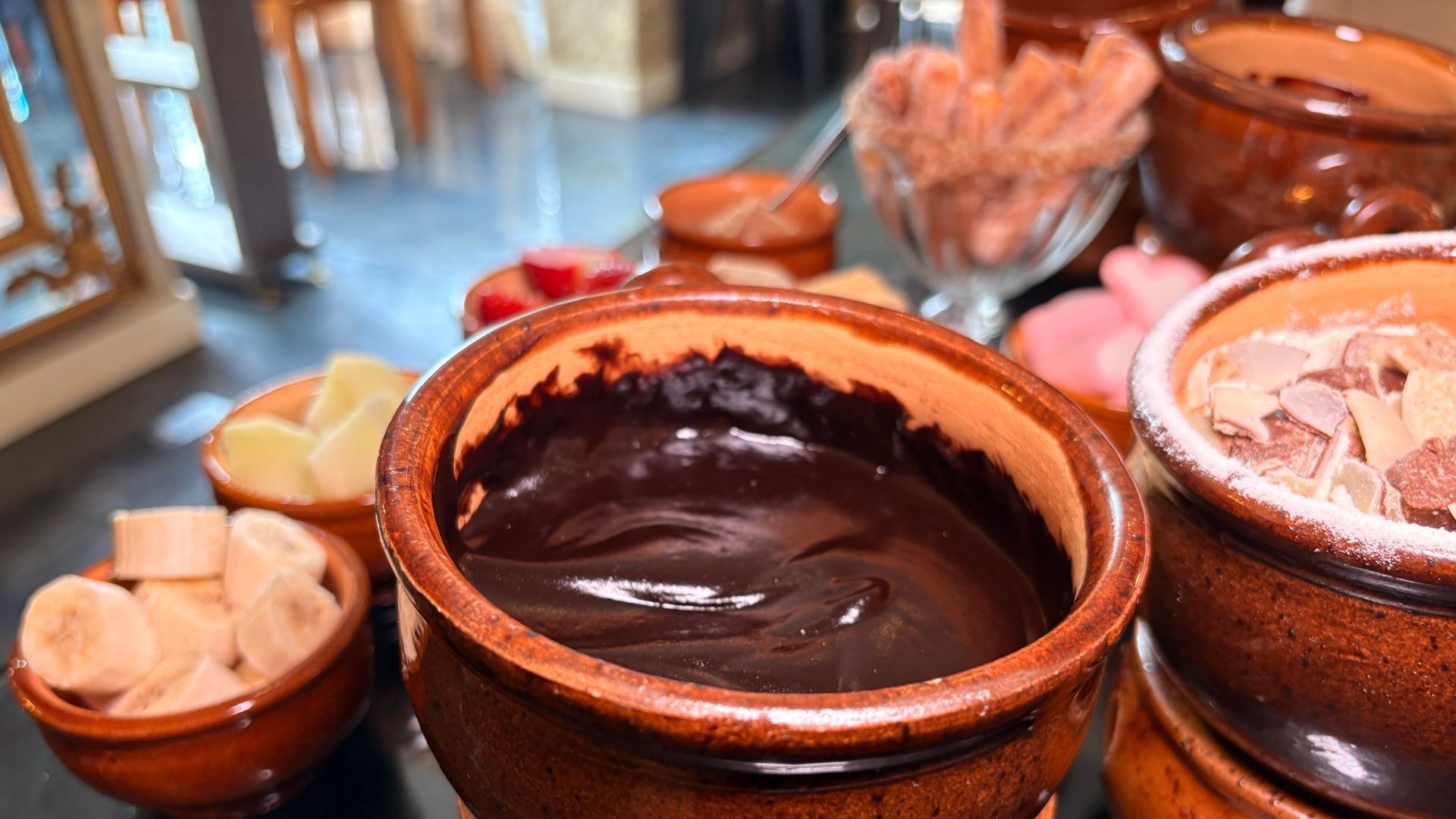 VÍDEO: Com queijos de grão-de-bico e castanha, restaurante cria fondue vegano em Gramado
