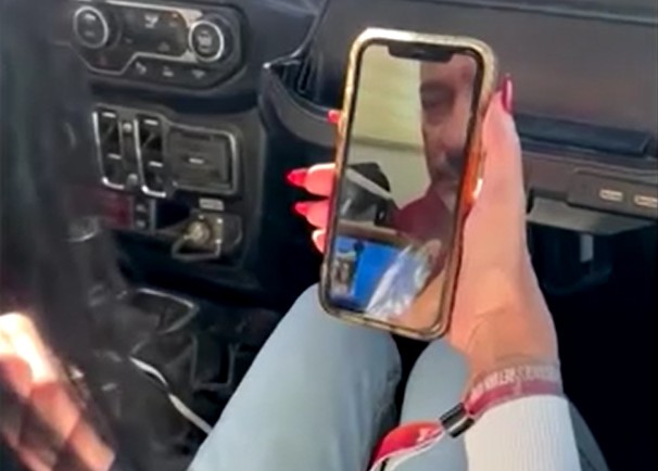 VÍDEO: Mãe conversa por telefone com filho que estava sendo mantido refém pelo Hamas antes de reencontro