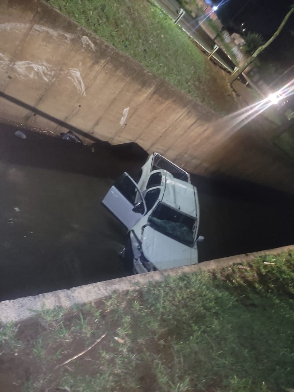 Carro fica completamente destruido após motorista perder controle da direção e cair em córrego — Foto: Divulgação