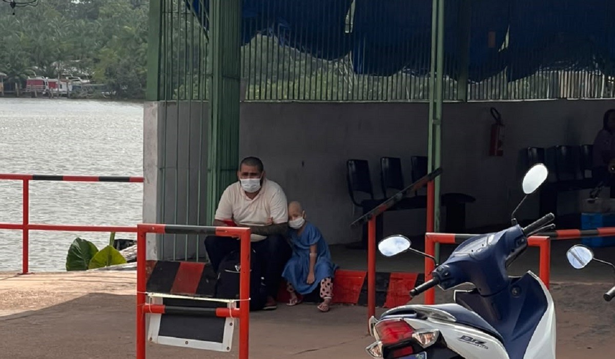 Foto em porto mobiliza rede de apoio a menina com leucemia no Pará
