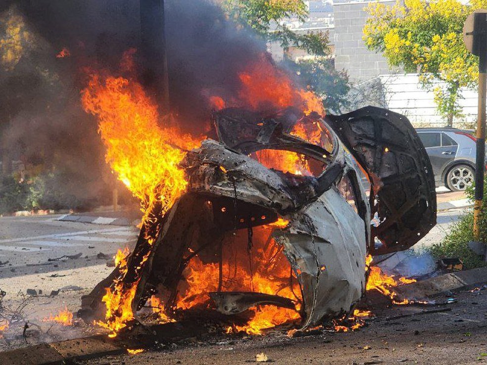 Carro atingido por míssil em Karmiel, no norte de Israel — Foto: Telegram/Reprodução
