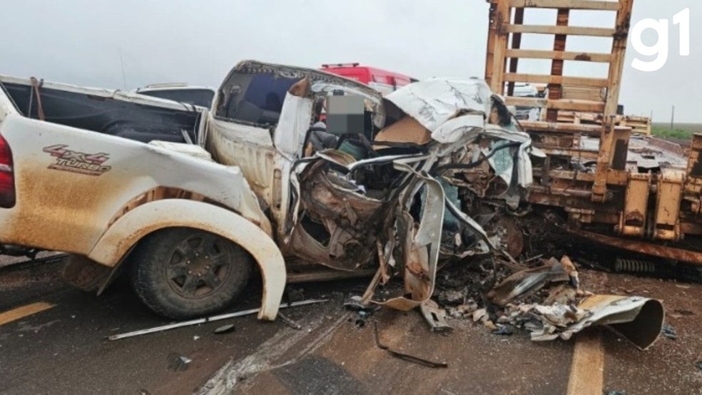 Um homem, de 69 anos, ficou preso às ferragens após um acidente envolvendo uma caminhonete e um caminhão na MT-140 — Foto: Polícia Militar- MT