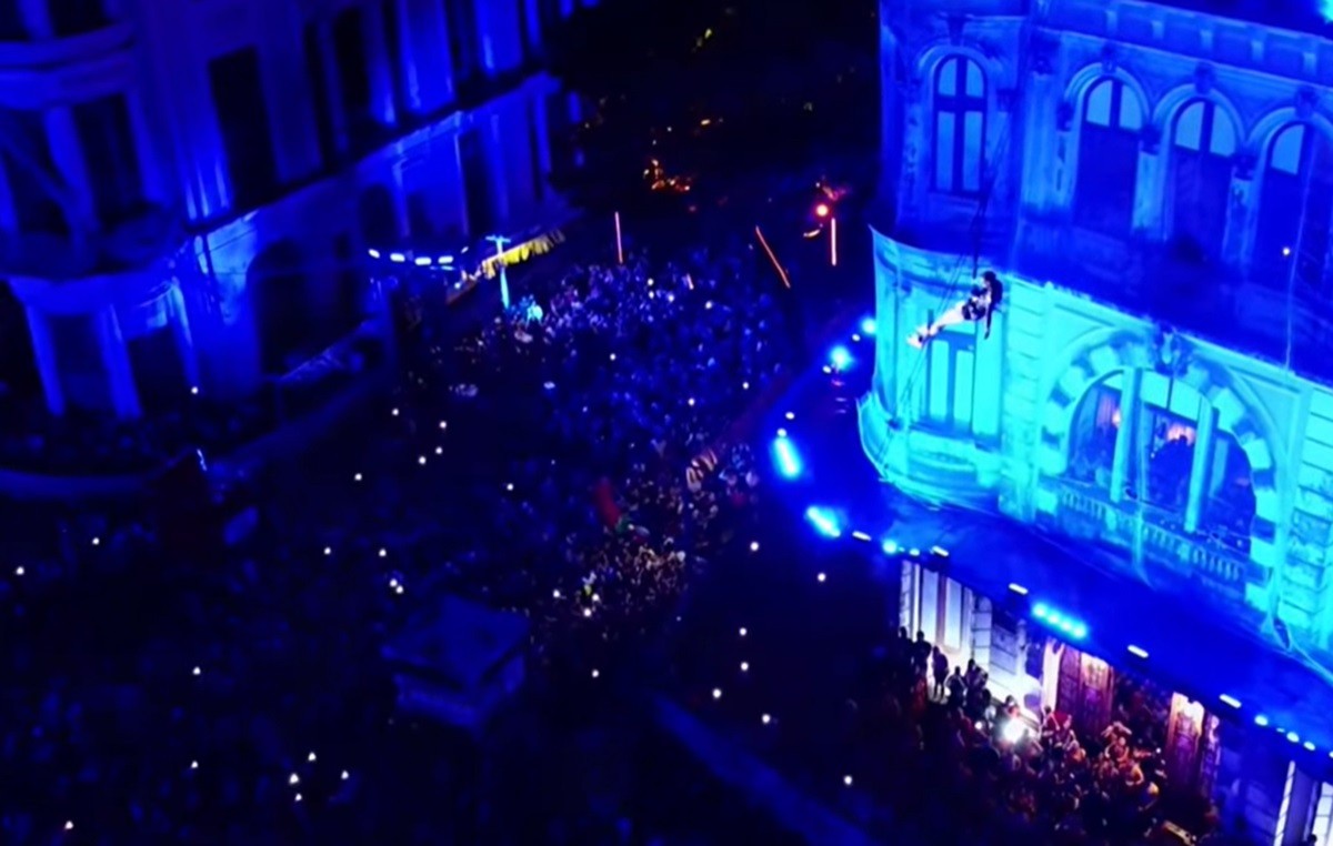 Anderson Neiff voa sobre plateia e surpreende fãs ao chegar ao palco de tirolesa no carnaval do Recife; VÍDEO