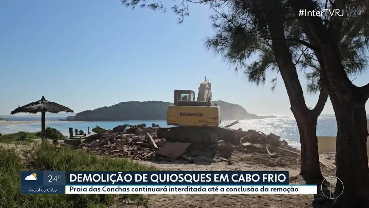 Quiosques da Praia das Conchas são demolidos em Cabo Frio
