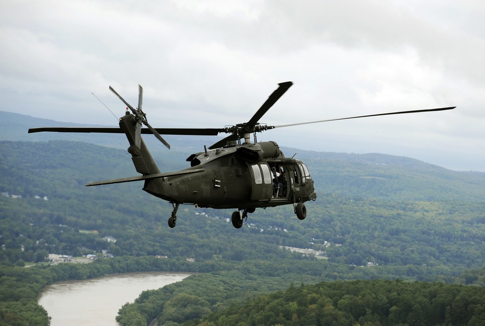 Black Hawk UH-60 sobrevoando área de enchente, nos Estados Unidos, em 2011 — Foto: AP