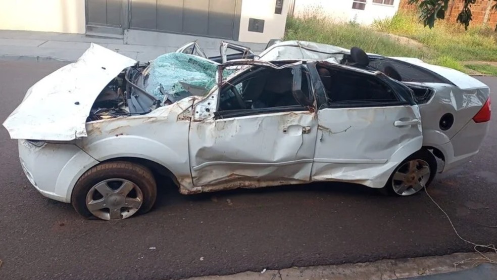 Carro ficou destrudo aps capotamento em Jales (SP)  Foto: Valdemar Ferreira Porto/Arquivo pessoal