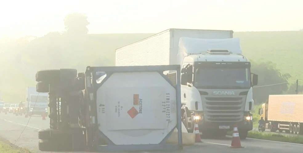 Trecho da BR-324 é interditado após acidente com caminhão que transportava acetona. — Foto: Reprodução/TV Bahia