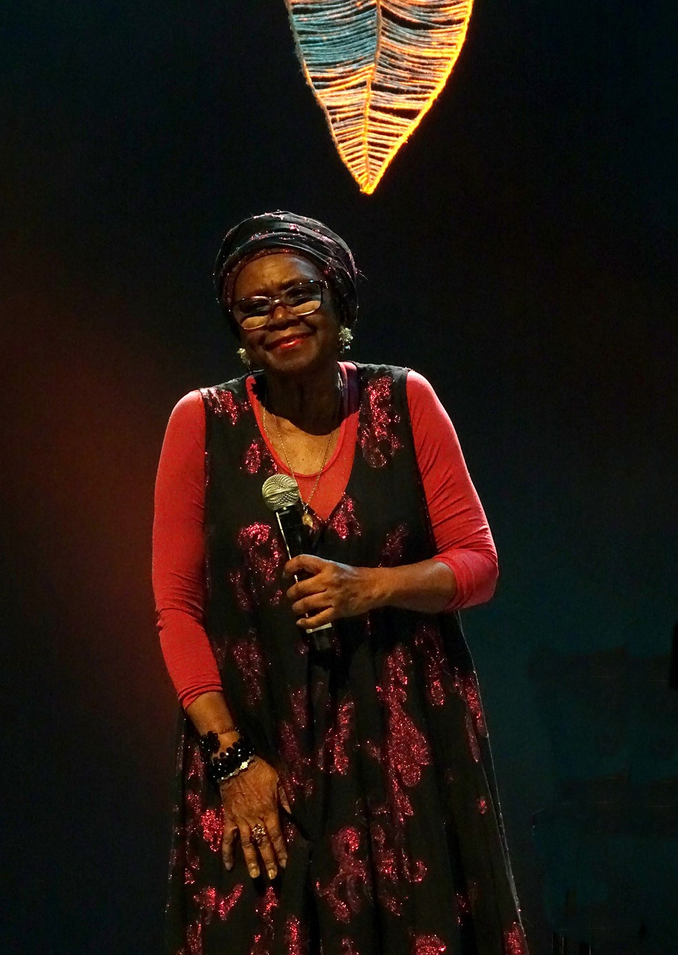 Áurea Martins no palco do Teatro Riachuelo, no Rio de Janeiro, na reestreia do show 'Senhora das folhas' — Foto: Marcelo Castello Branco / Divulgação