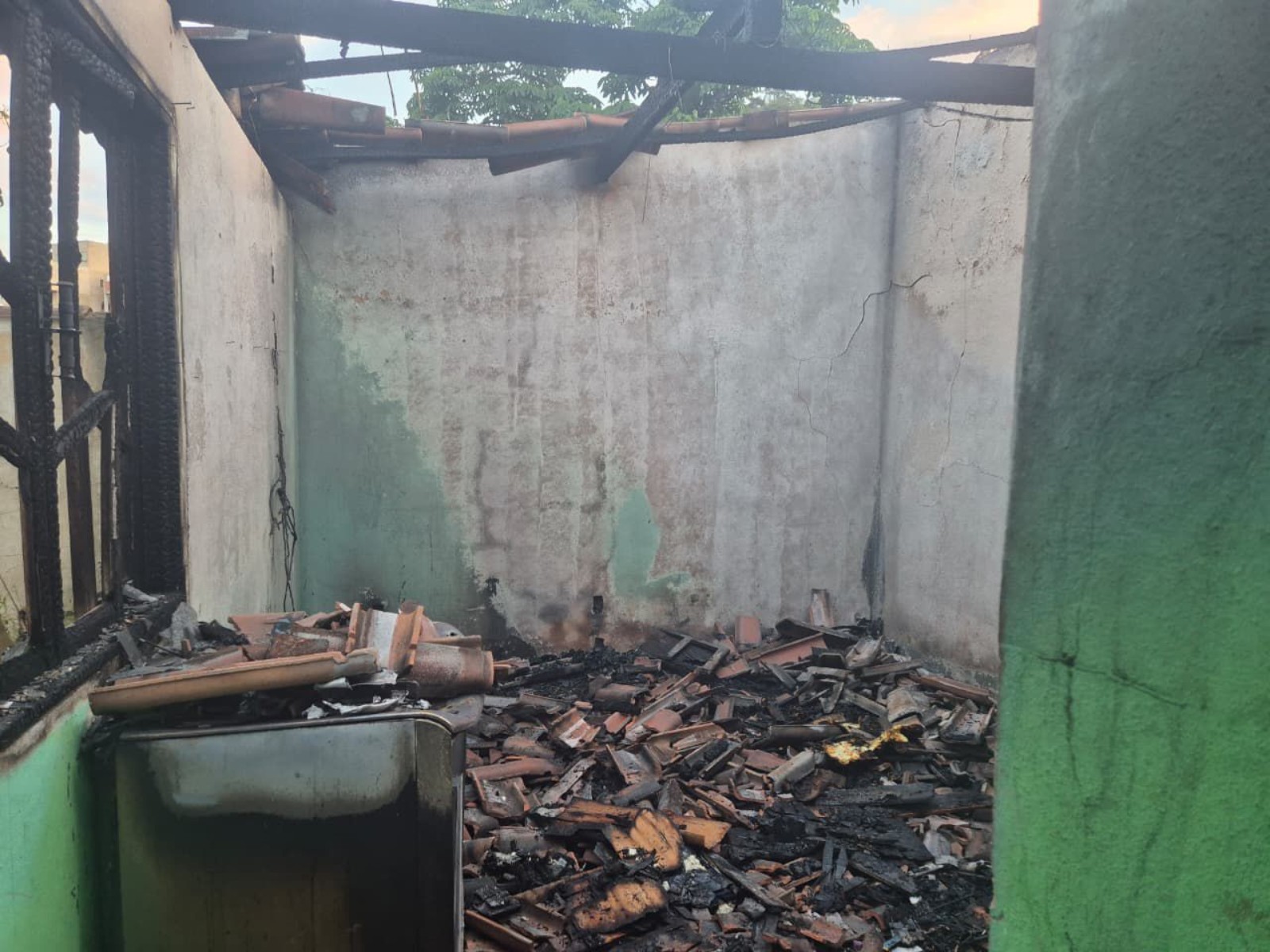 Incêndio atinge casa em Reduto; morador é socorrido