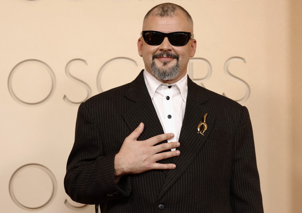 O diretor de elenco de “O agente secreto” Gabriel Domingues no tapete vermelho do Oscar 2026 — Foto: REUTERS/Caroline Brehman
