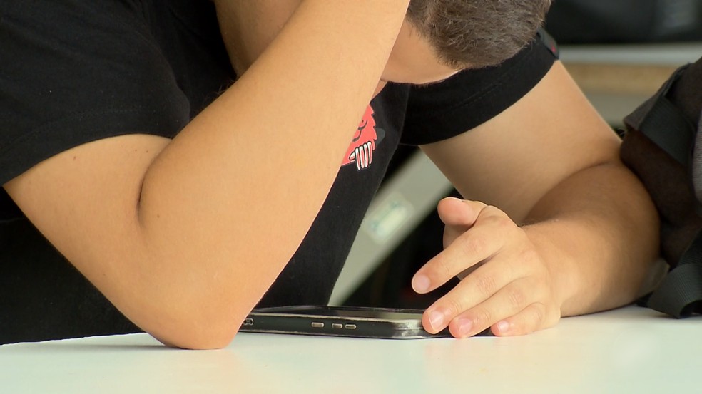 Estudo da UFLA associa o vício em smartphones a transtornos mentais como ansiedade, depressão, estresse, distúrbios alimentares e insatisfação corporal — Foto: Reprodução / EPTV
