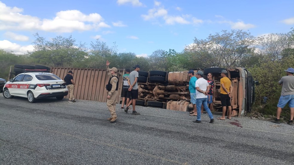 Carreta com cerca de 80 bois tomba no Sert&atilde;o da Para&iacute;ba &mdash; Foto: Divulga&ccedil;&atilde;o/Pol&iacute;cia Militar