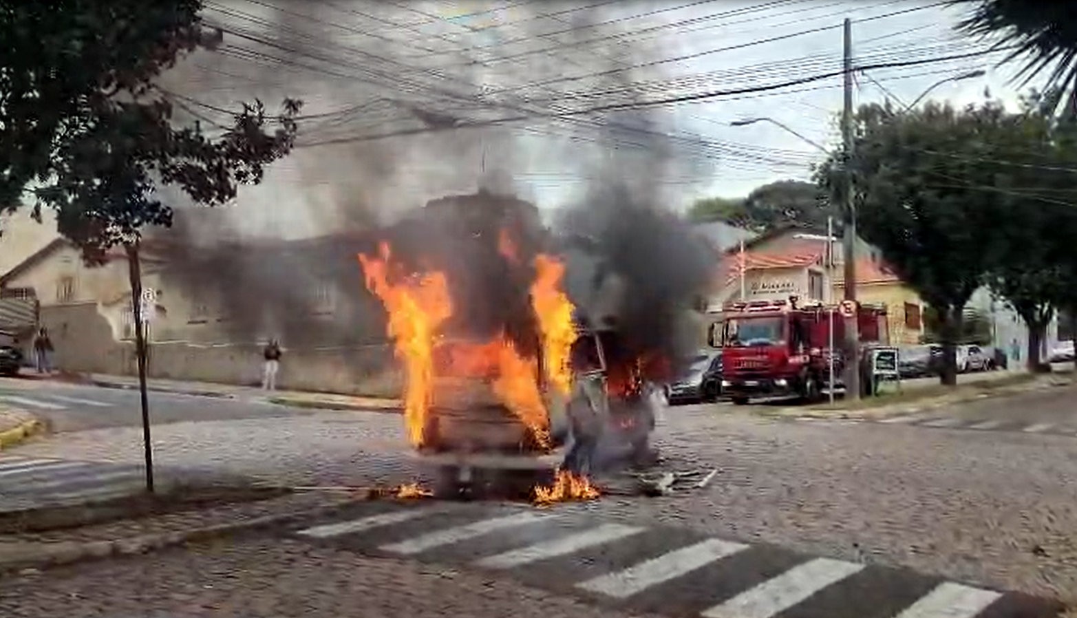 Kombi de prefeitura pega fogo em avenida no interior de SP; VÍDEO 