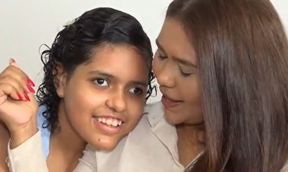 Família de adolescente com síndrome rara na Bahia trava batalha judicial em busca de remédio que pode custar até R$ 70 mil — Foto: Reprodução/TV São Francisco