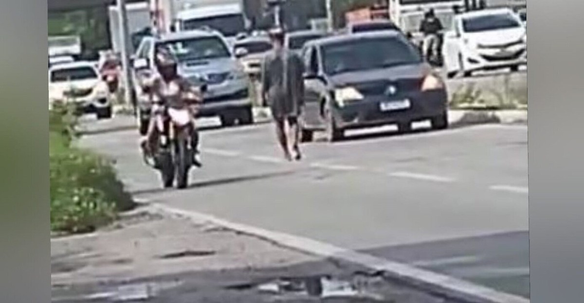 Suspeito de matar policiais rodoviários foi filmado andando entre carros na BR momentos