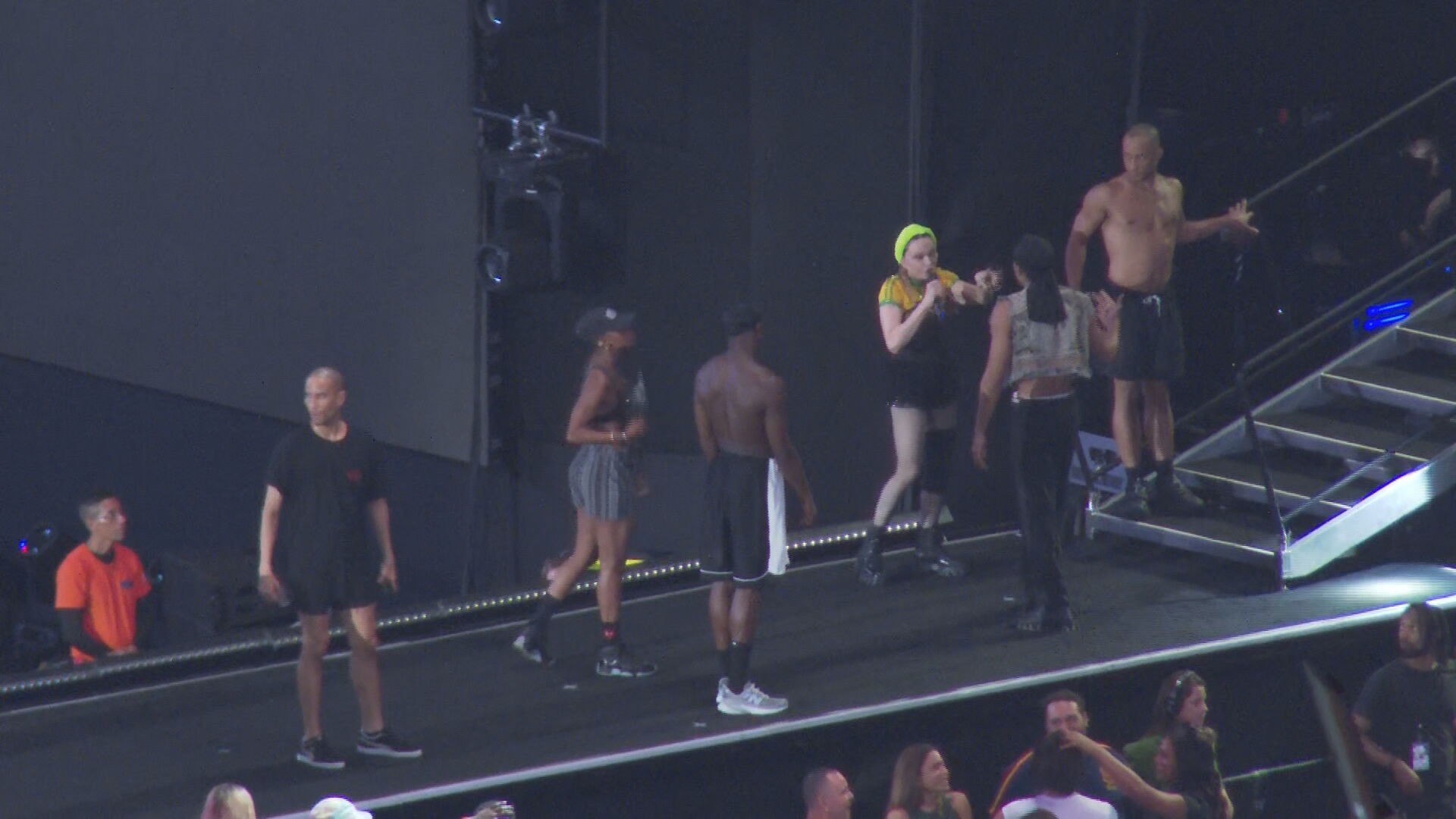 Madonna, de máscara, ensaia em Copacabana e sai de dentro do palco com Pabllo Vittar, que a pega no colo em parte da coreografia