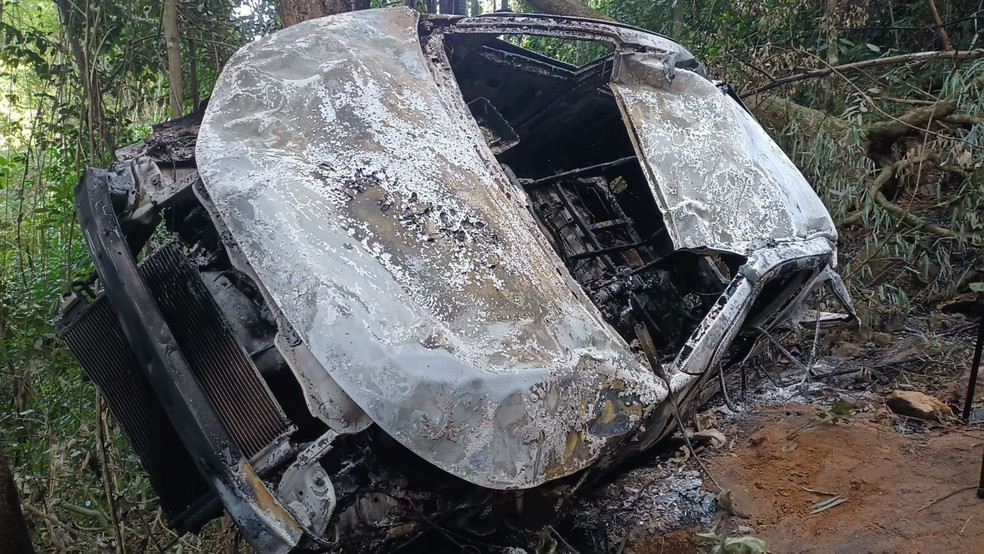 Carro onde corpos foram encontrados, em Ibirama (SC), foi incendiado — Foto: Greice Sauer/RBA TV
