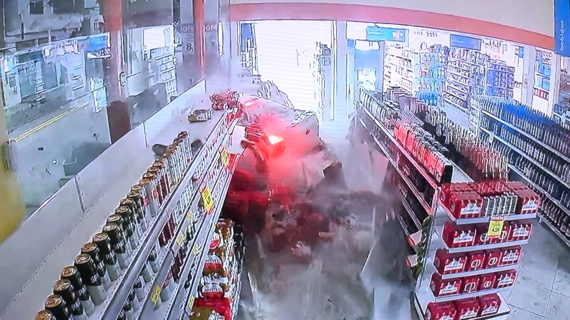 VÍDEO: carro invade supermercado e motorista foge deixando passageira presa às ferragens no ES