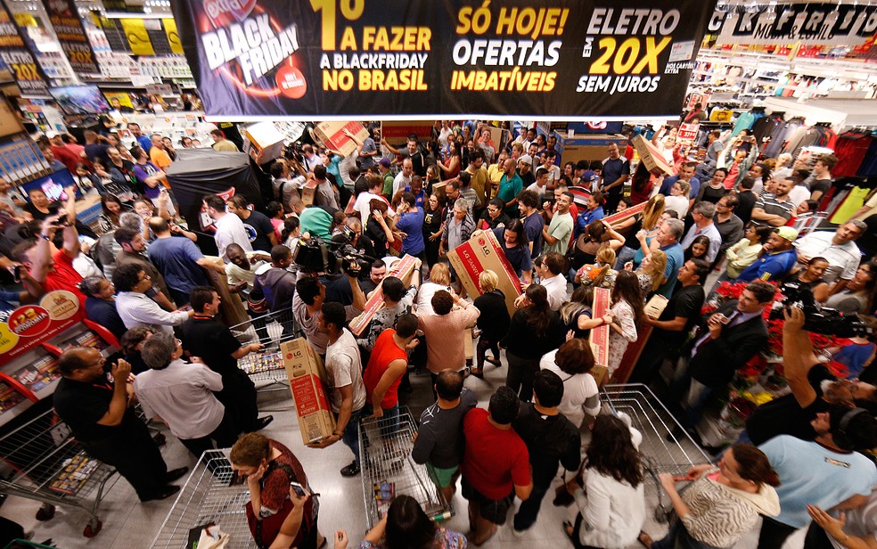 Banner Black Friday com pessoas comprando