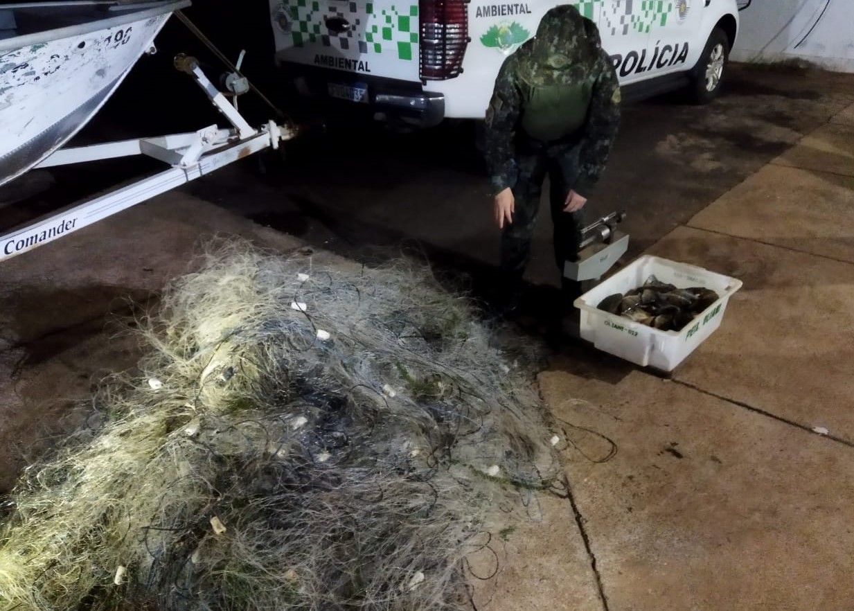 Polícia Ambiental apreende 1,6 mil metros de redes de pesca e doa parte dos peixes capturados a instituição, em Panorama