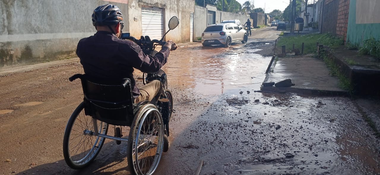 VÍDEO: Homem em cadeira de rodas enfrenta lama e buracos ao sair de casa em rua de São José de Ribamar