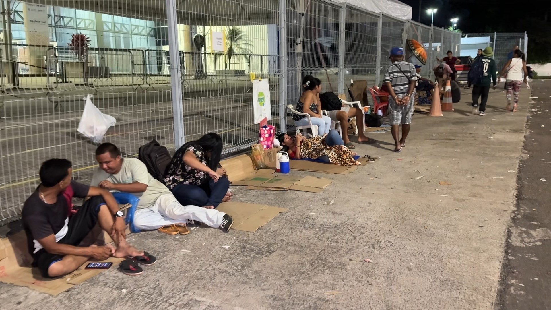 População faz fila durante a noite para garantir atendimento na reta final do mutirão de documentos em Manaus