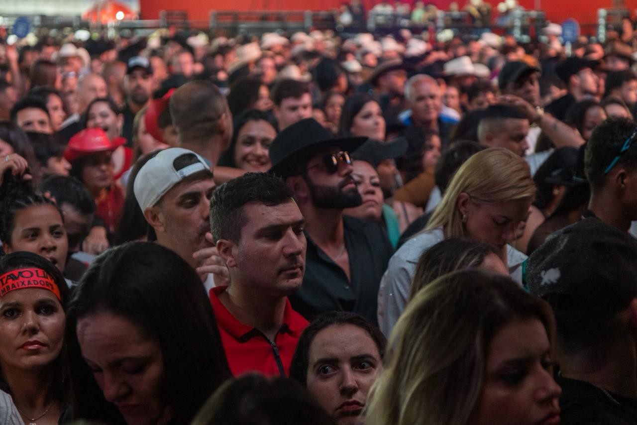 Público aguarda chegada de Gusttavo Lima no palco do Limeira Rodeo Music — Foto: Thomaz Marostegan/g1