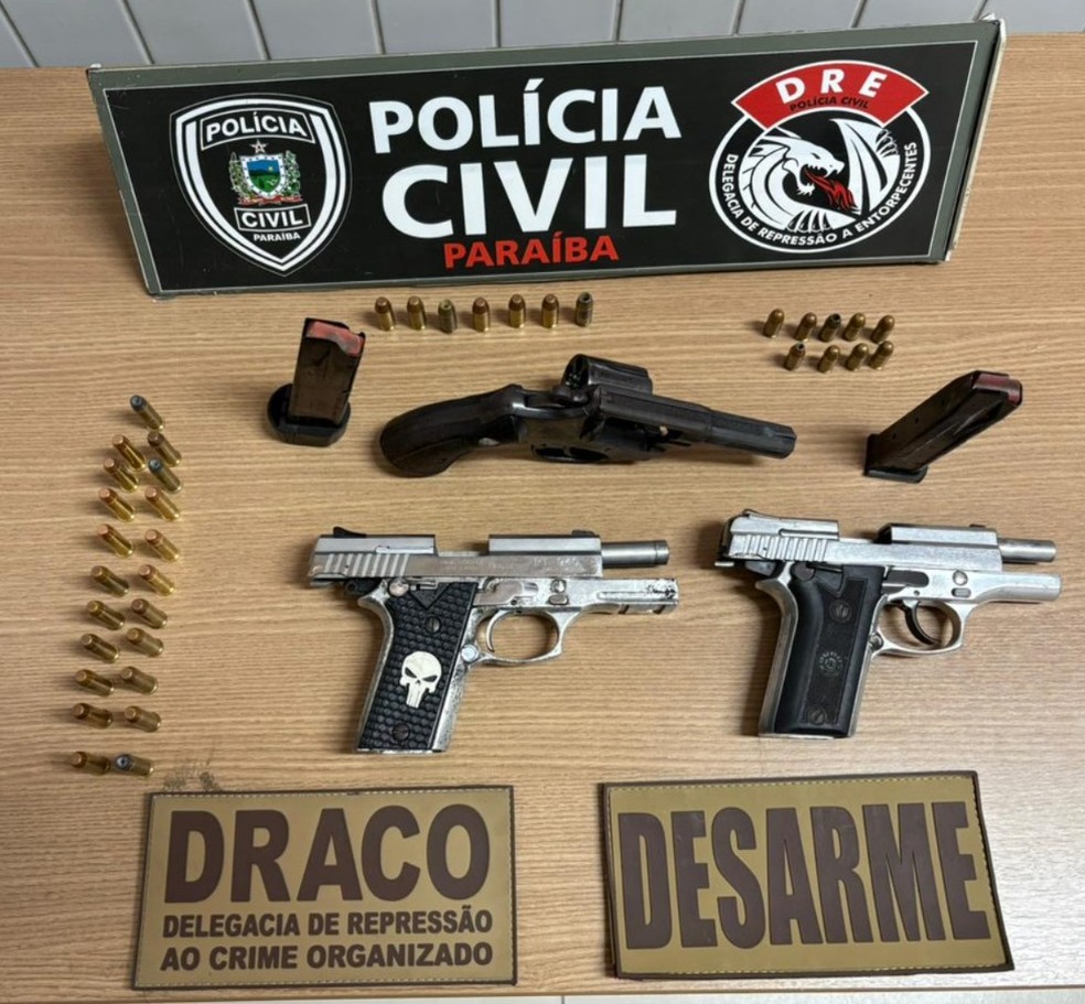 Três armas apreendidas durante a operação desta quarta-feira (17) — Foto: Reprodução/TV Cabo Branco
