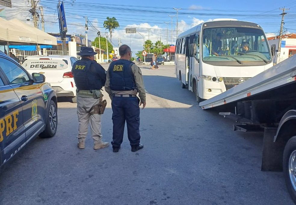 Microônibus apreendido durante fiscalização no RN — Foto: PRF/Divulgação