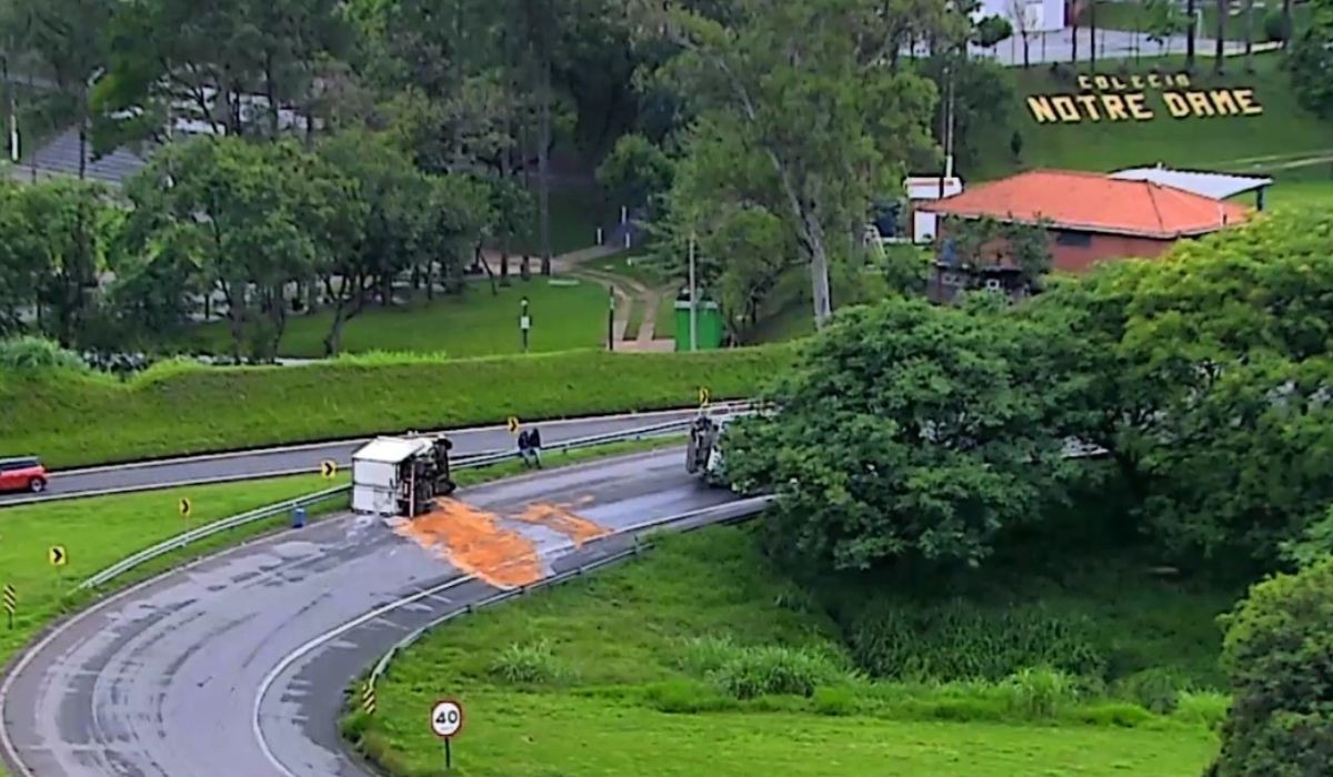 Caminhão com 3,1 mil litros de leite tomba e interdita acesso em Campinas