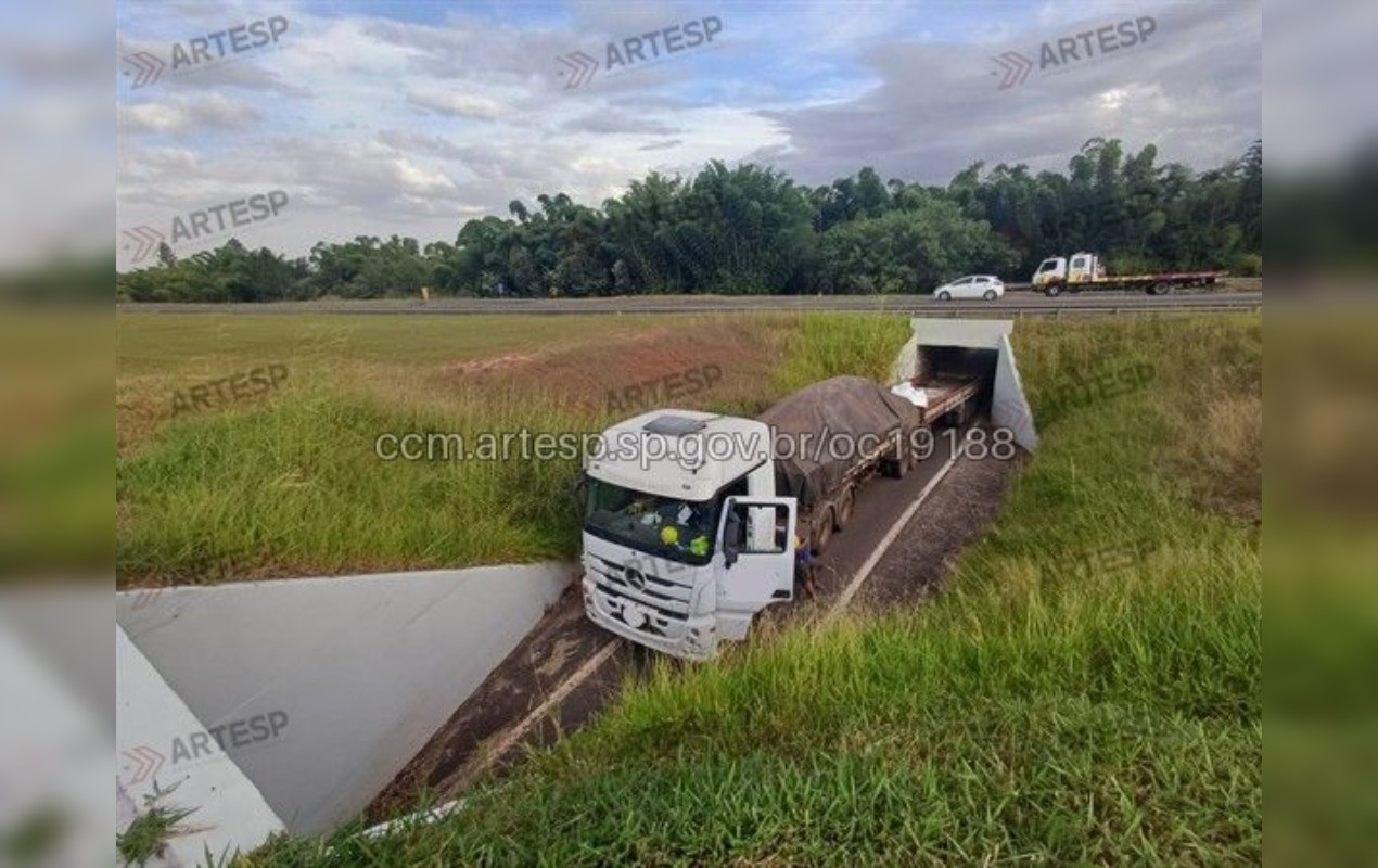Carreta fica entalada por quase seis horas em retorno proibido na SP-280 em Águas de Santa Bárbara