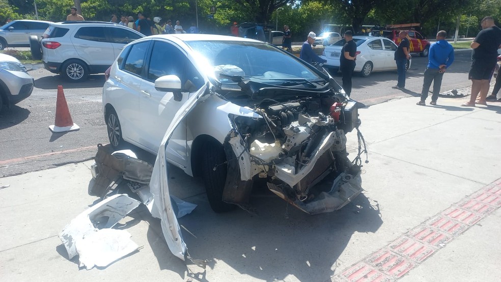 Frente do carro branco ficou destruída em acidade na Avenida Roberto Freire — Foto: Cedida