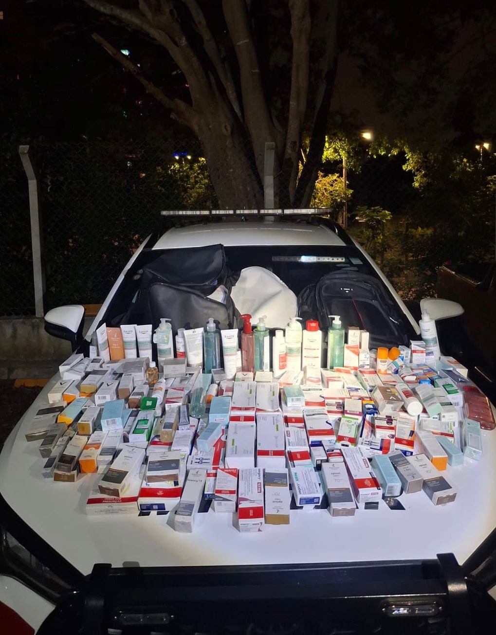 VÍDEO: PMs trocam tiros com suspeitos de assaltar farmácia na Avenida Morumbi, Zona Sul de SP