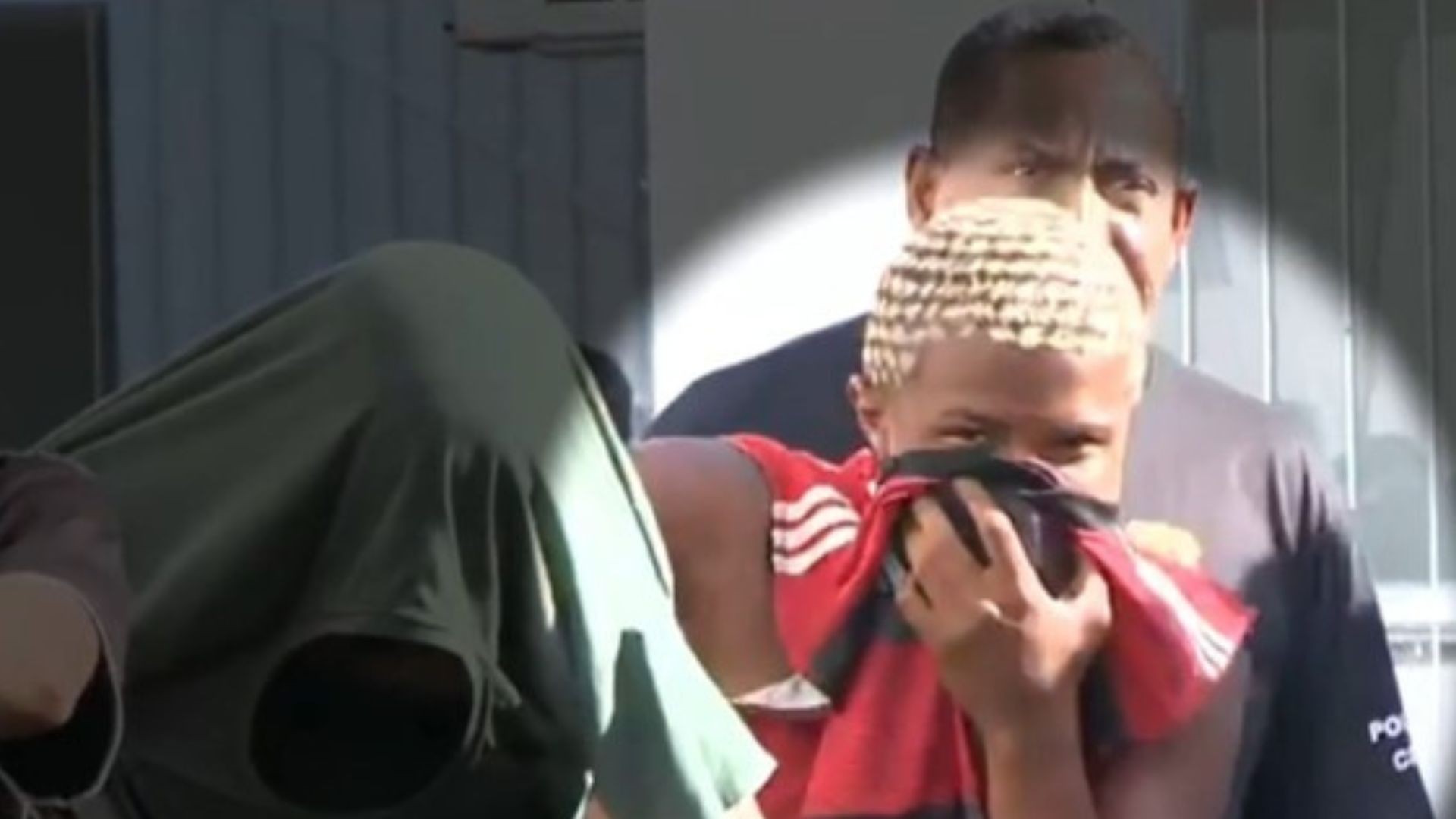 Troca de tiros entre polícia e criminosos termina com um baleado e um preso em Cariacica