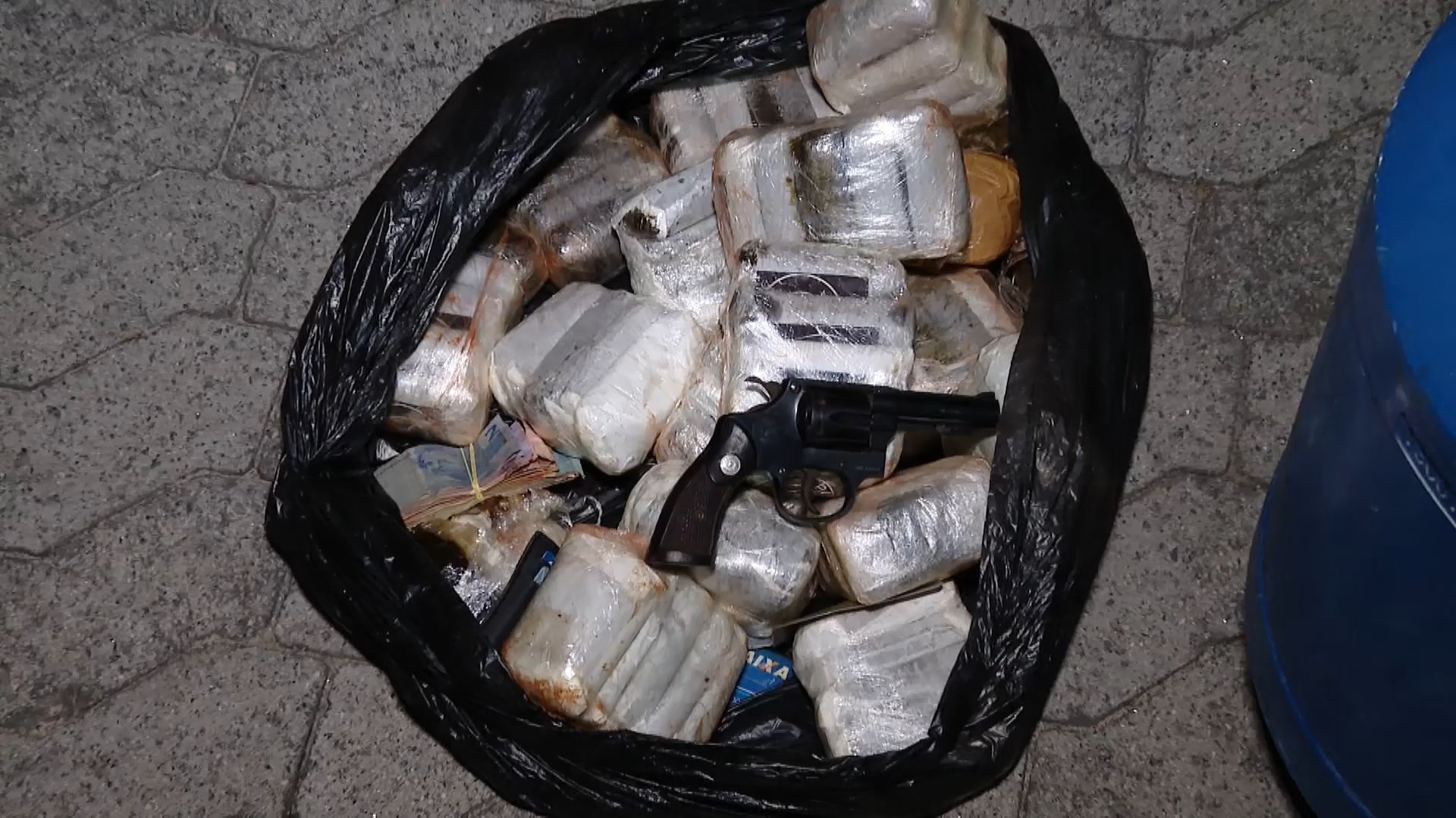 Bebê e irmãos menores de 7 anos são encontrados sozinhos em apartamento com 16 kg de drogas e arma em Vila Velha 