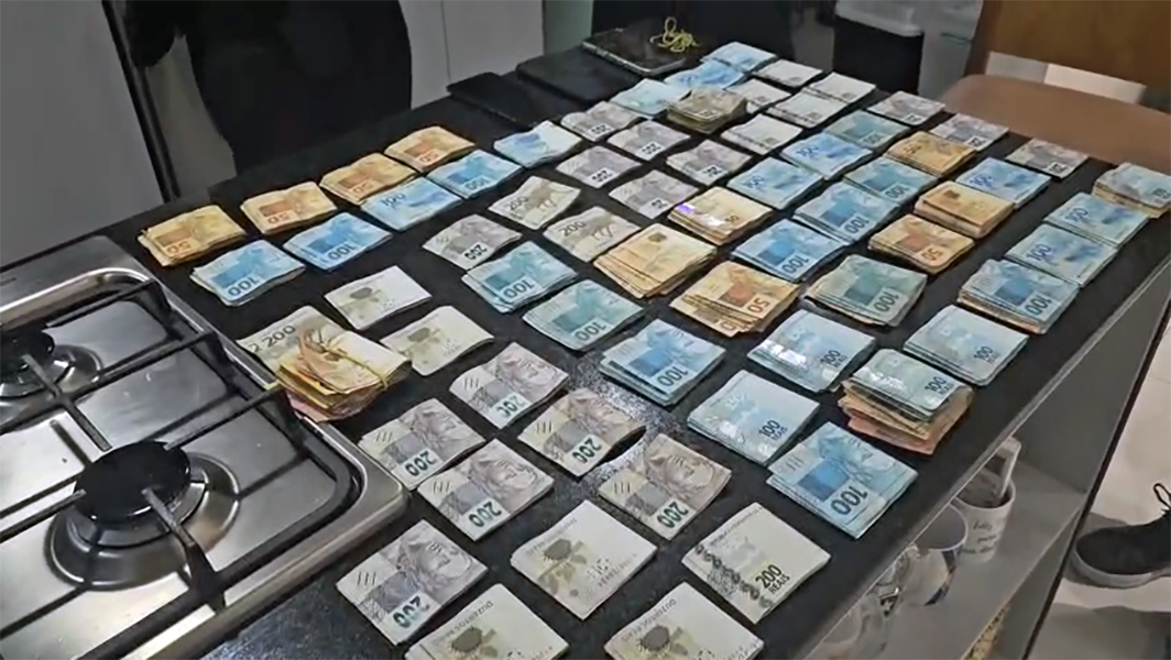 Polícia prende 7 em operação contra o Comando Vermelho; mãe e primo de Oruam estão foragidos