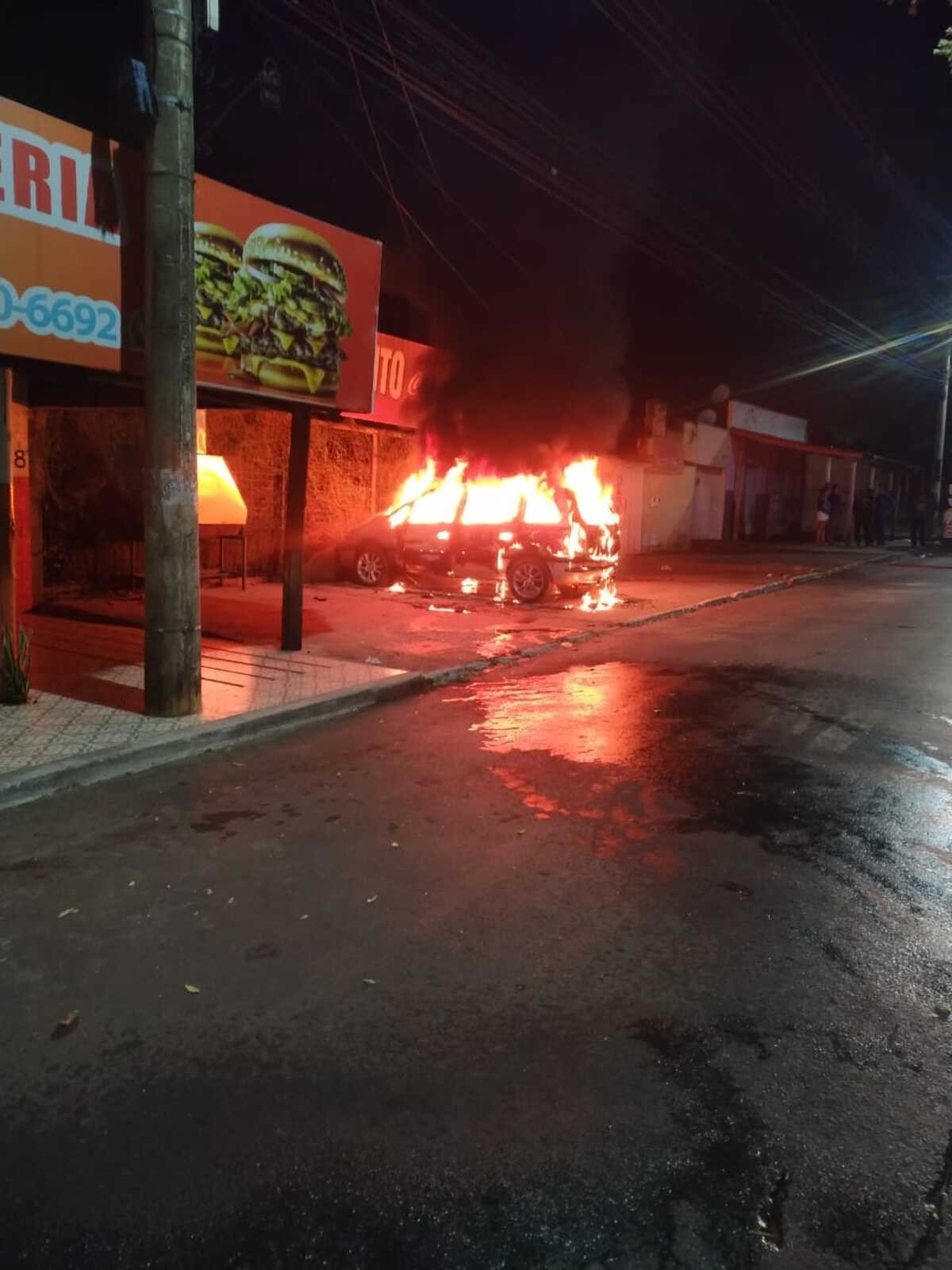 Carro estacionado em avenida de Montes Claros é destruído por incêndio