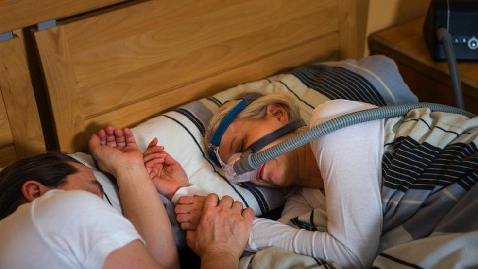 O dispositivo CPAP ajuda a prevenir problemas respiratórios durante o sono — Foto: GETTY IMAGES via BBC